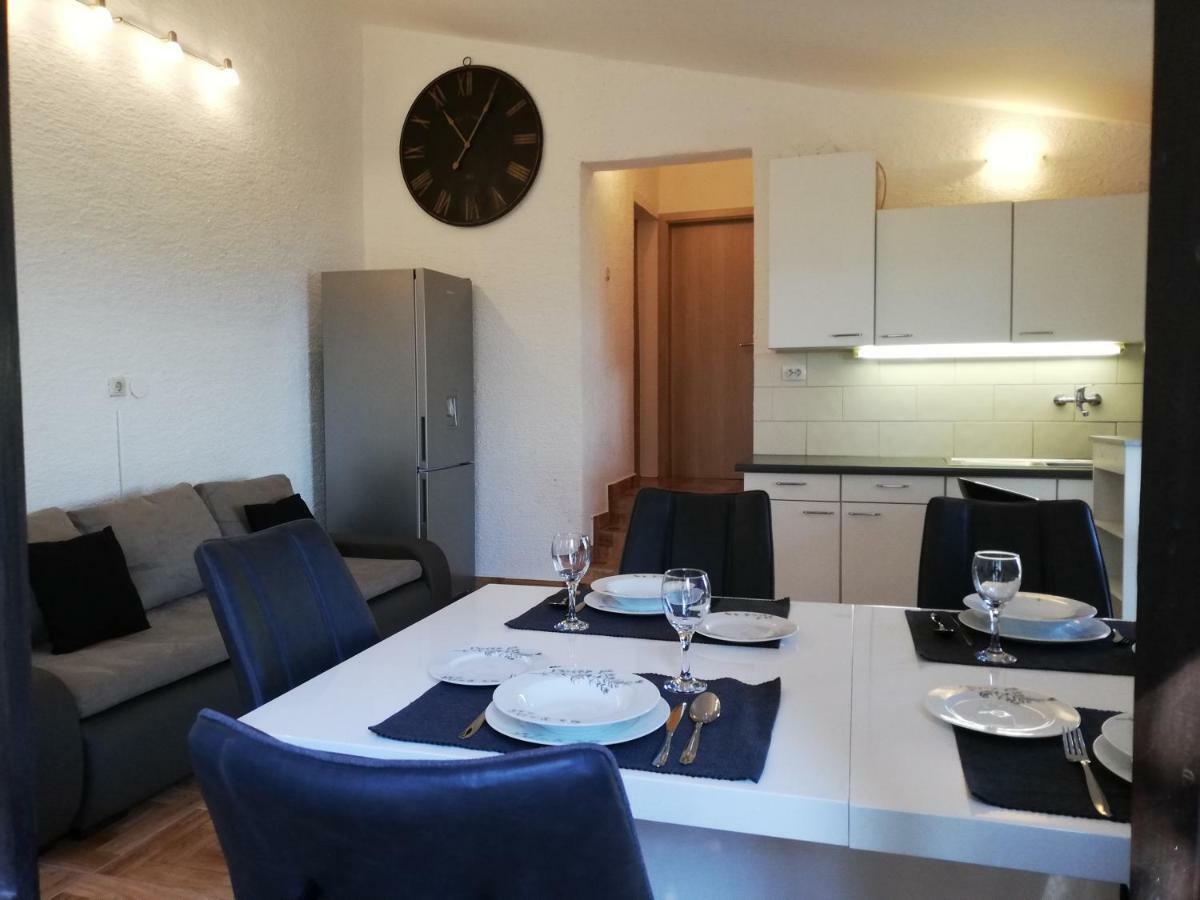 Apartmani Zdenka Savar-Maslina Екстер'єр фото